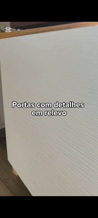 Aparador com portes em relevo