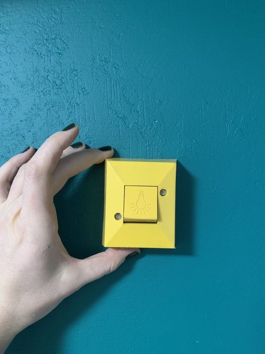 Kontakt włącznik łącznik natynkowy żółty prl designerski nowy
