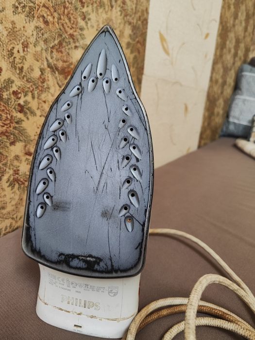 Праска PHILIPS GC-2528 в робочому стані.