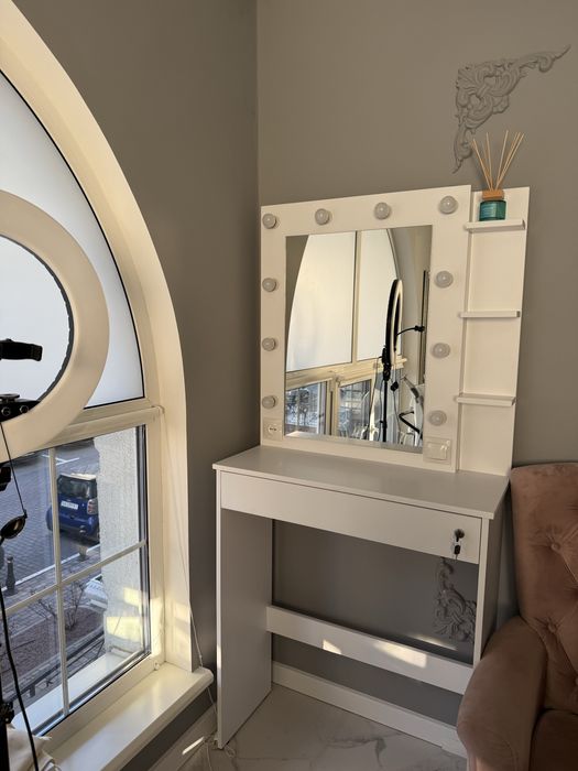 Столик для бровіста/візажиста