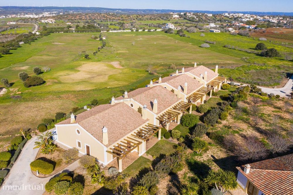 Moradia T2, em banda com terraço e jardim