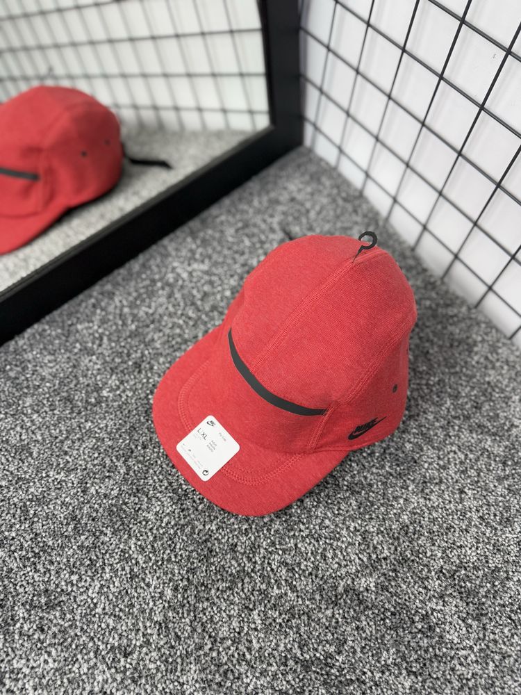Чоловіча кепка nike tech fleece
