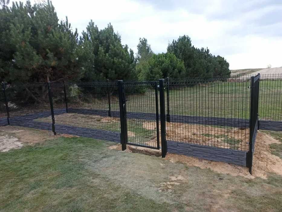 Ogrodzenie panelowe, słupki ogrodzeniowe, podmurówka betonowa