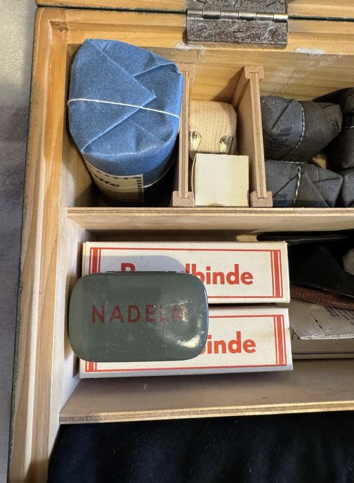 Kompletna, w pięknym stanie apteczka niemiecka z okresu przedwojennego