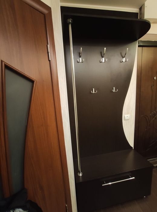 Вішак   з  тумбою  для   одягу  та  взуття