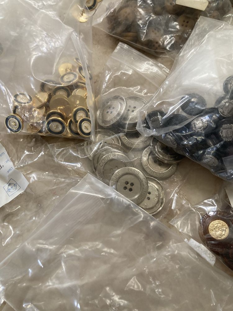 Lote de botões variados- total: 12 euros