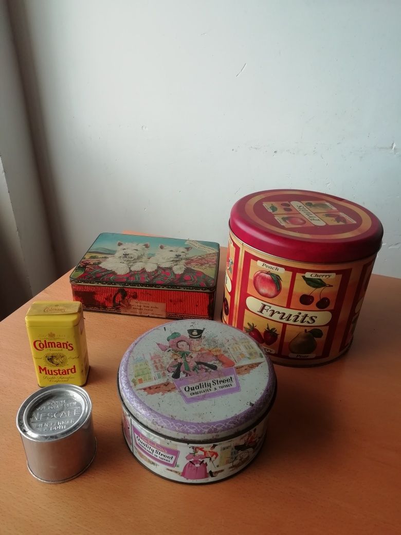 Conjunto de latas antigas com publicidade.