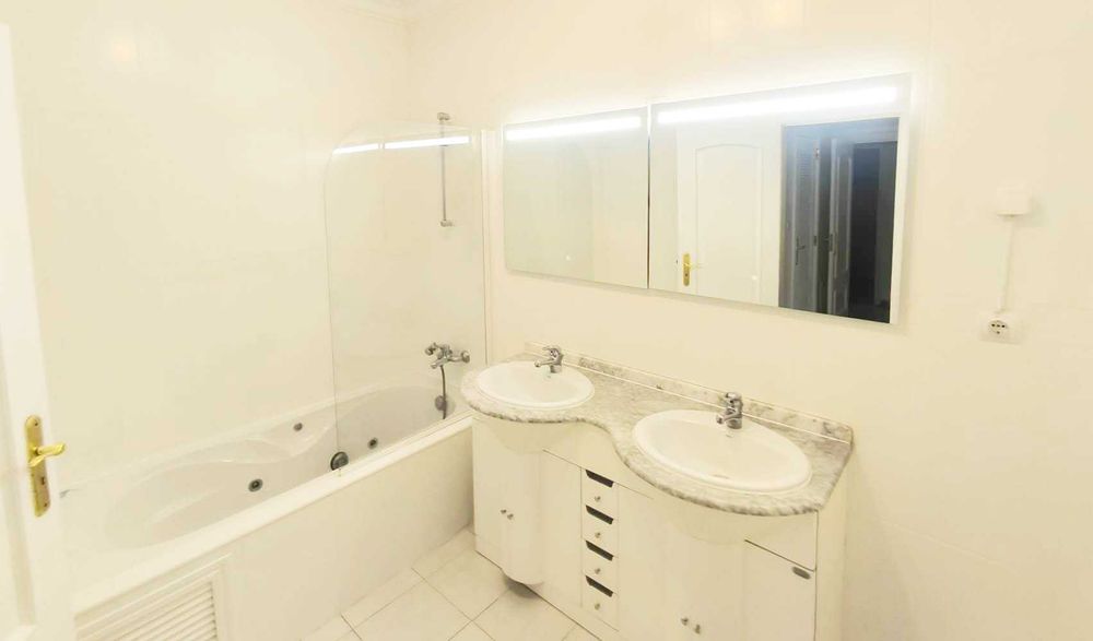 Apartamento T3 em Beloura, inserido em condomínio fechado com piscina