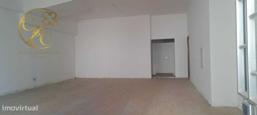 Loja com montra em zona de escolas