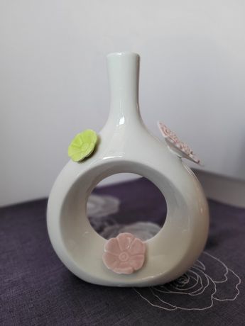 Okrągły wazon ceramiczny z dziurą
