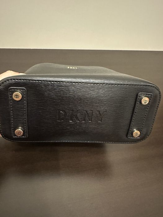 Продаж шкіряної сумки DKNY
