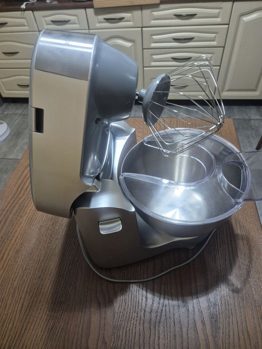 Sprzedam używany robot planetarny firmy KENWOOD.