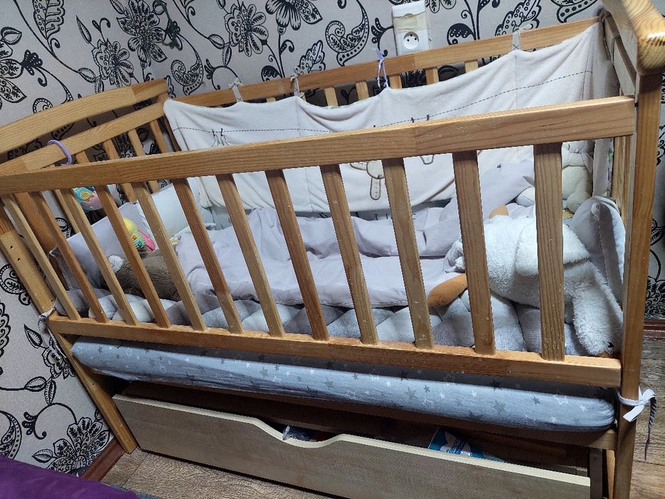 Дитяче ліжечко з матрасиком