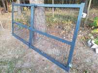 Brama panelowa. 1,3 m × 3 m.