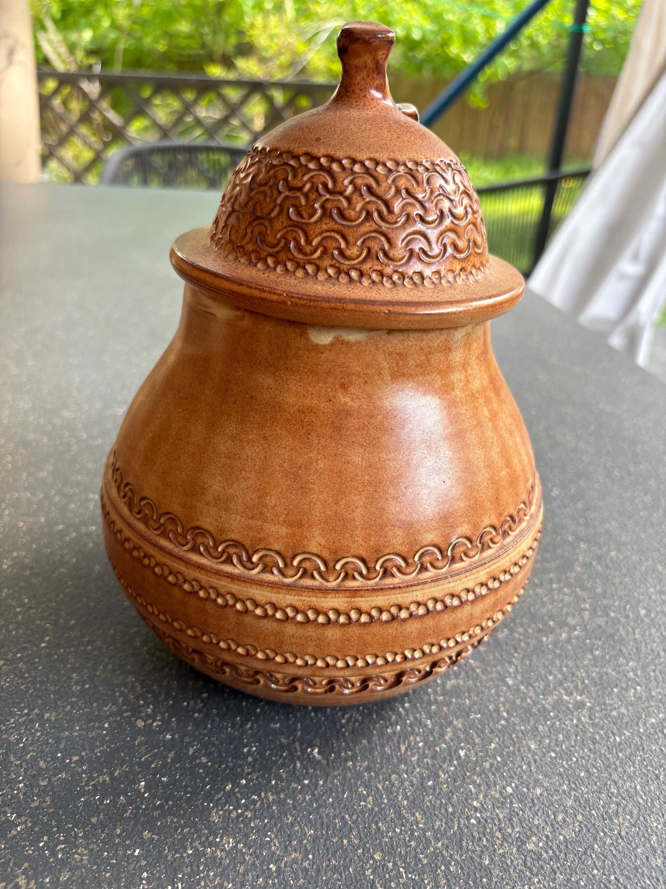 Efektownie zdobiony  pojemnik ceramiczny z przykrywką