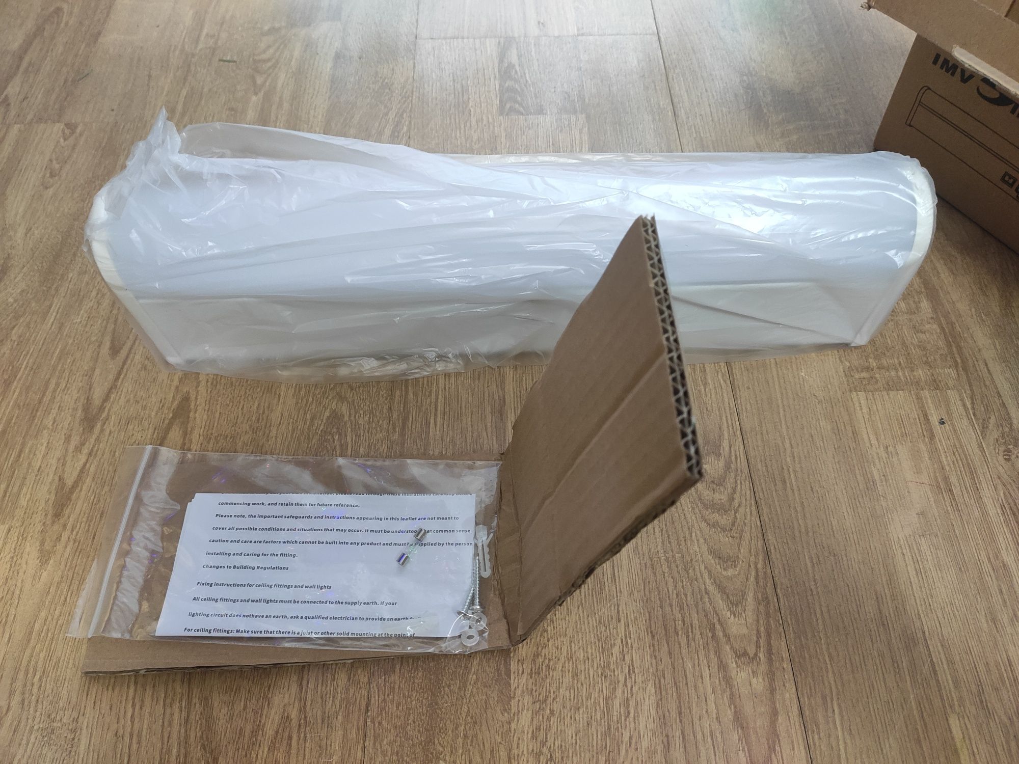 Lampa ścienna LED nad lustro 41 cm IP44 z przełącznikiem i gniazdkiem