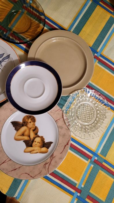 PRL Zestaw różnych talerzyków deserowych.