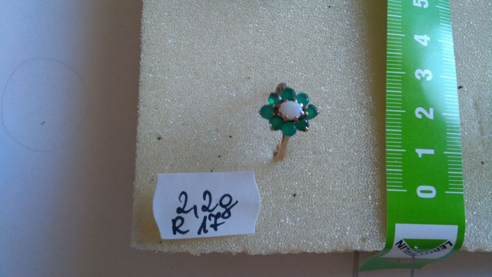 Pierścionek złoty z opałem i innymi kamykami