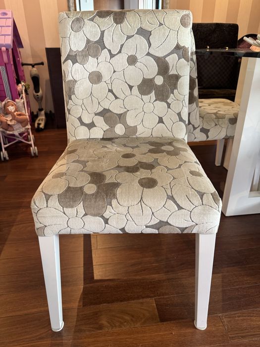 Cadeira mesa sala branca e cinzenta