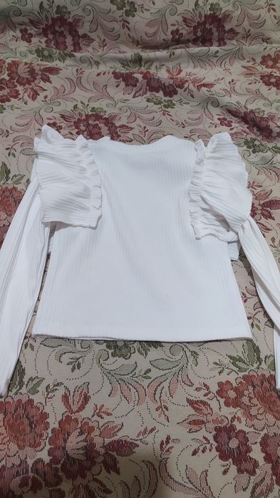 Продам кофтинку можна на свято можна вдягати на виступ у садочку