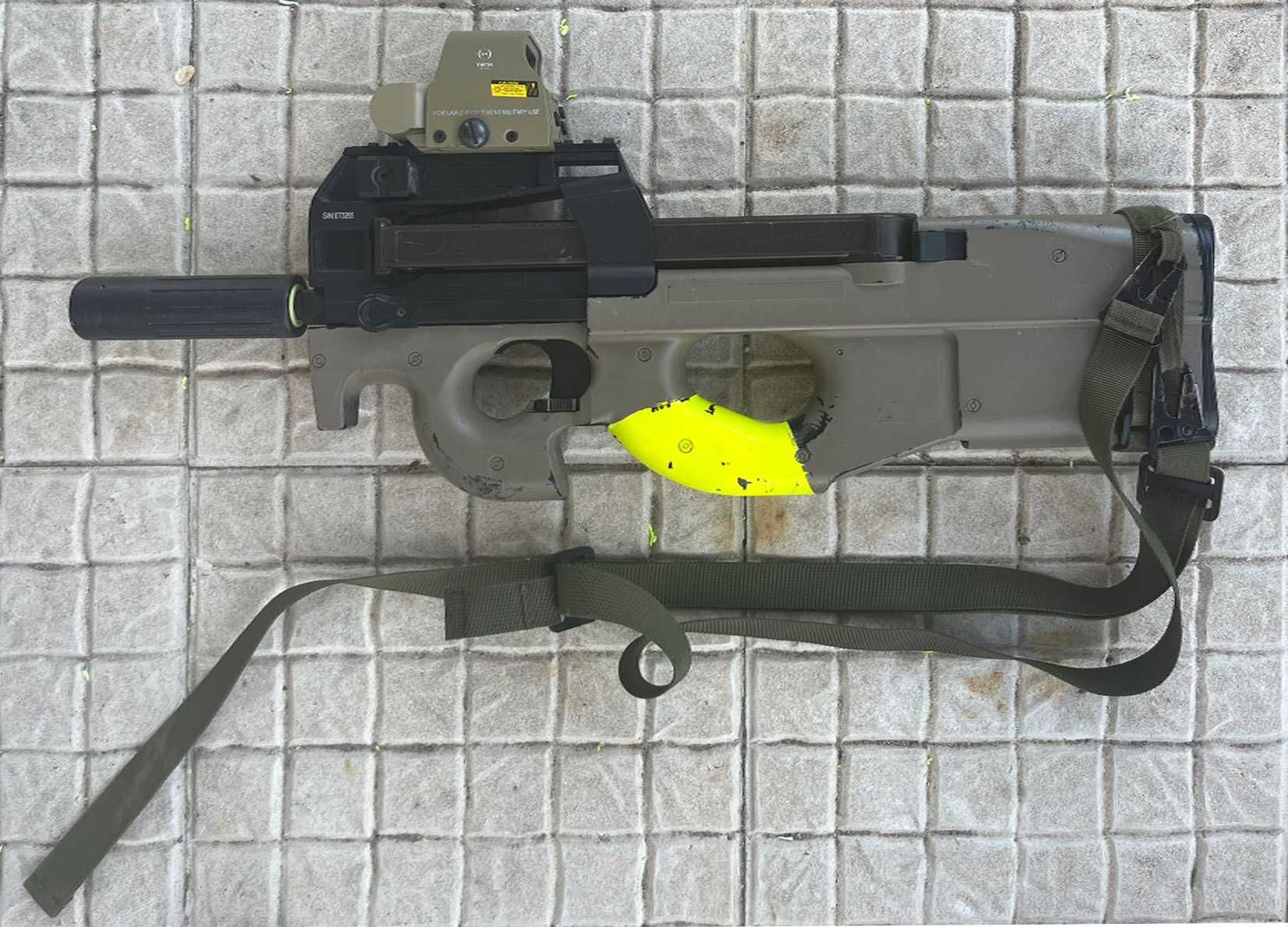 Réplica Airsoft P90 Cyma (com extras) (Valor de origem 290€)