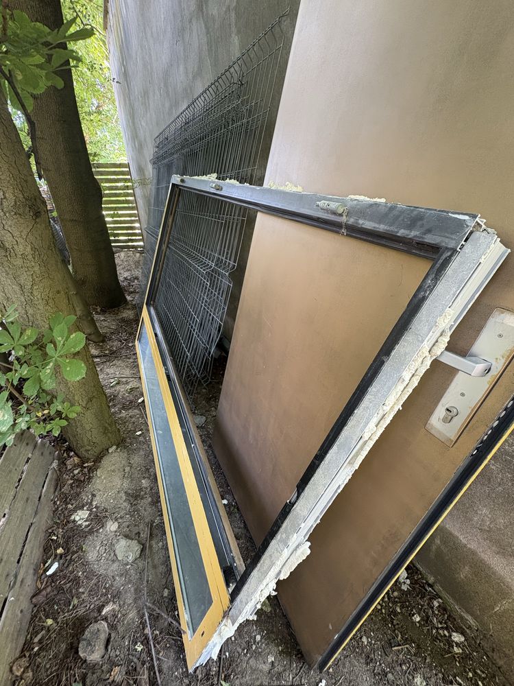 Drzwi aluminiowe z futryną termo i z naświetlem bocznym.