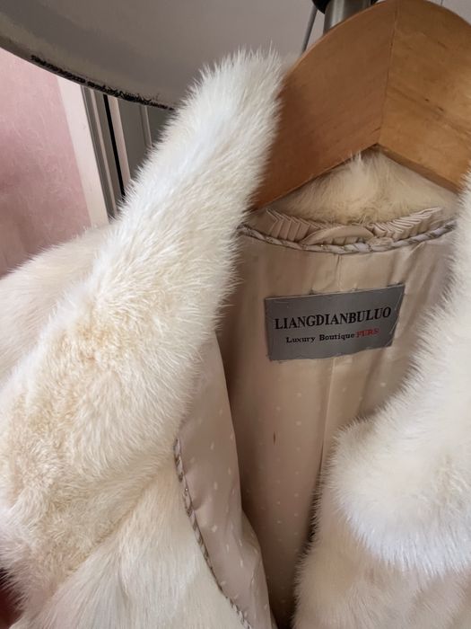 Норкова шуба молочного кольору