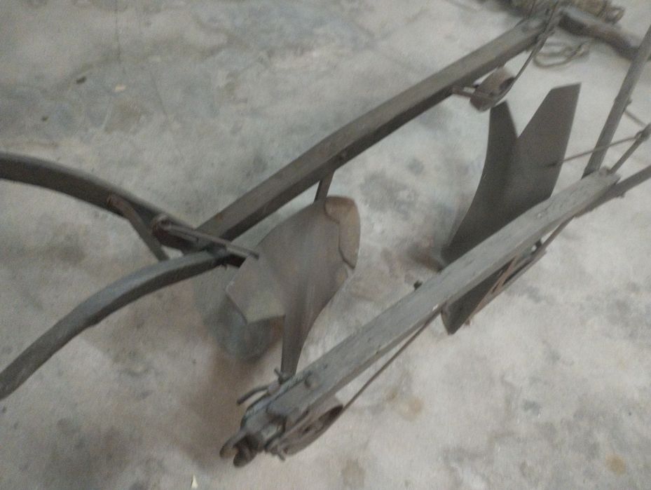 Vendo 2 Charruas e canga