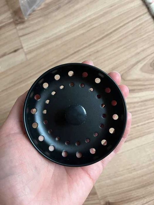 Eleganckie metalowe czarne sitko do zlewu