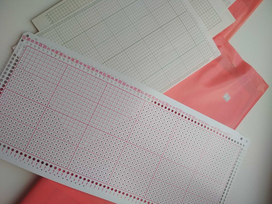 Набор  пластиковых перфокарт  для вязальных машин на 24 иглы. Япония.