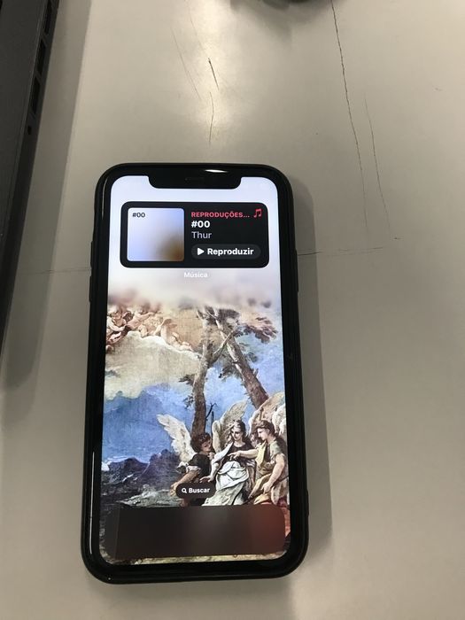 Iphone 11 preto com um pequeno risco na tela