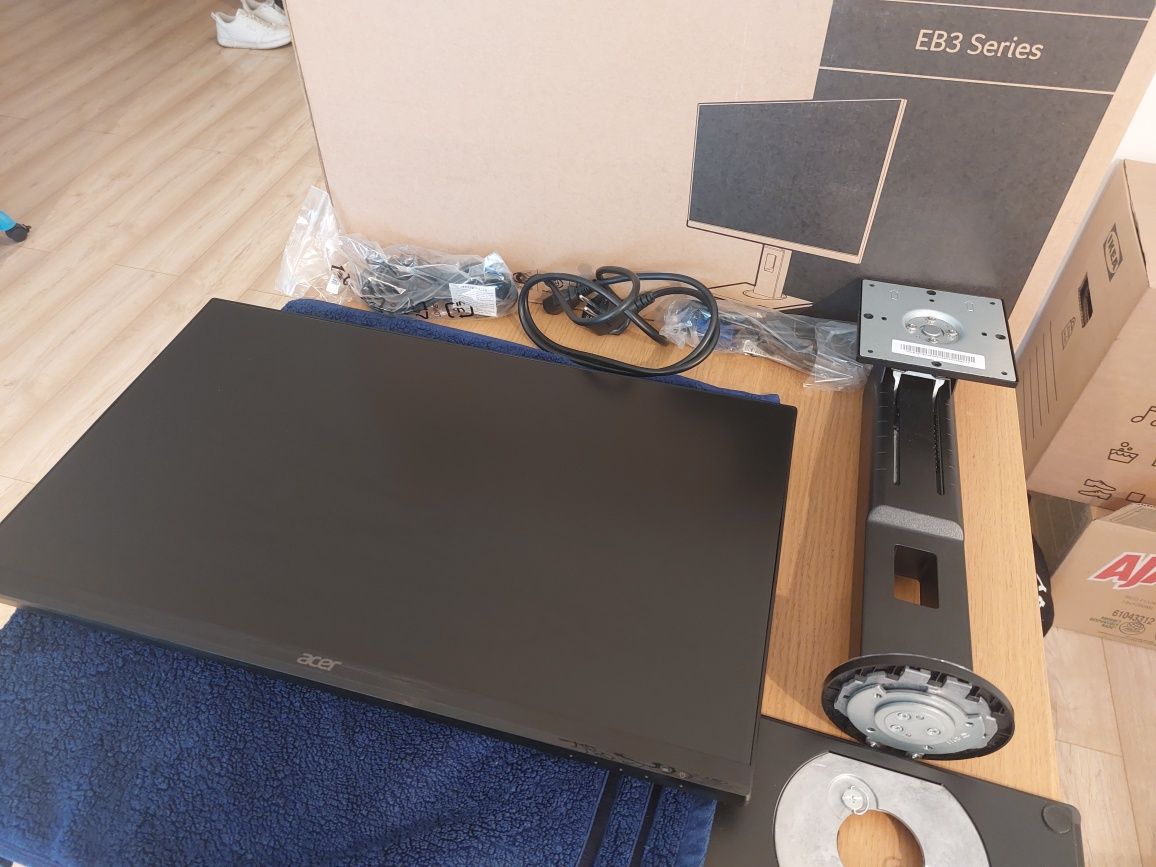 Monitor Acer EB243Y, 24 cale, matryca IPS (1)