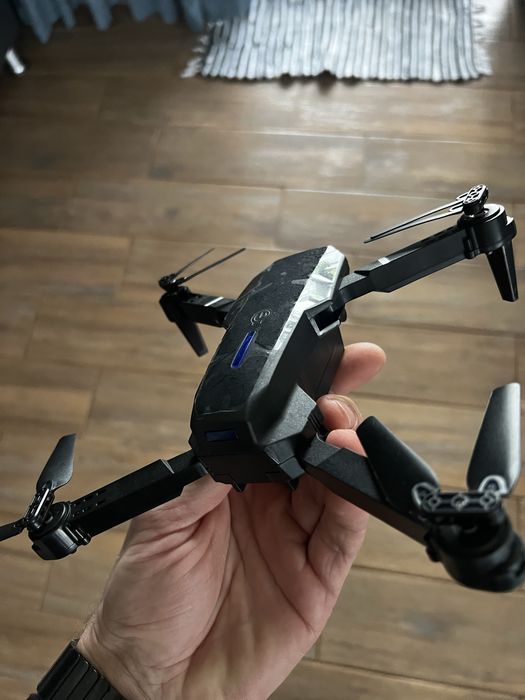 Дрон, коптер з камерою. Квадроклптер