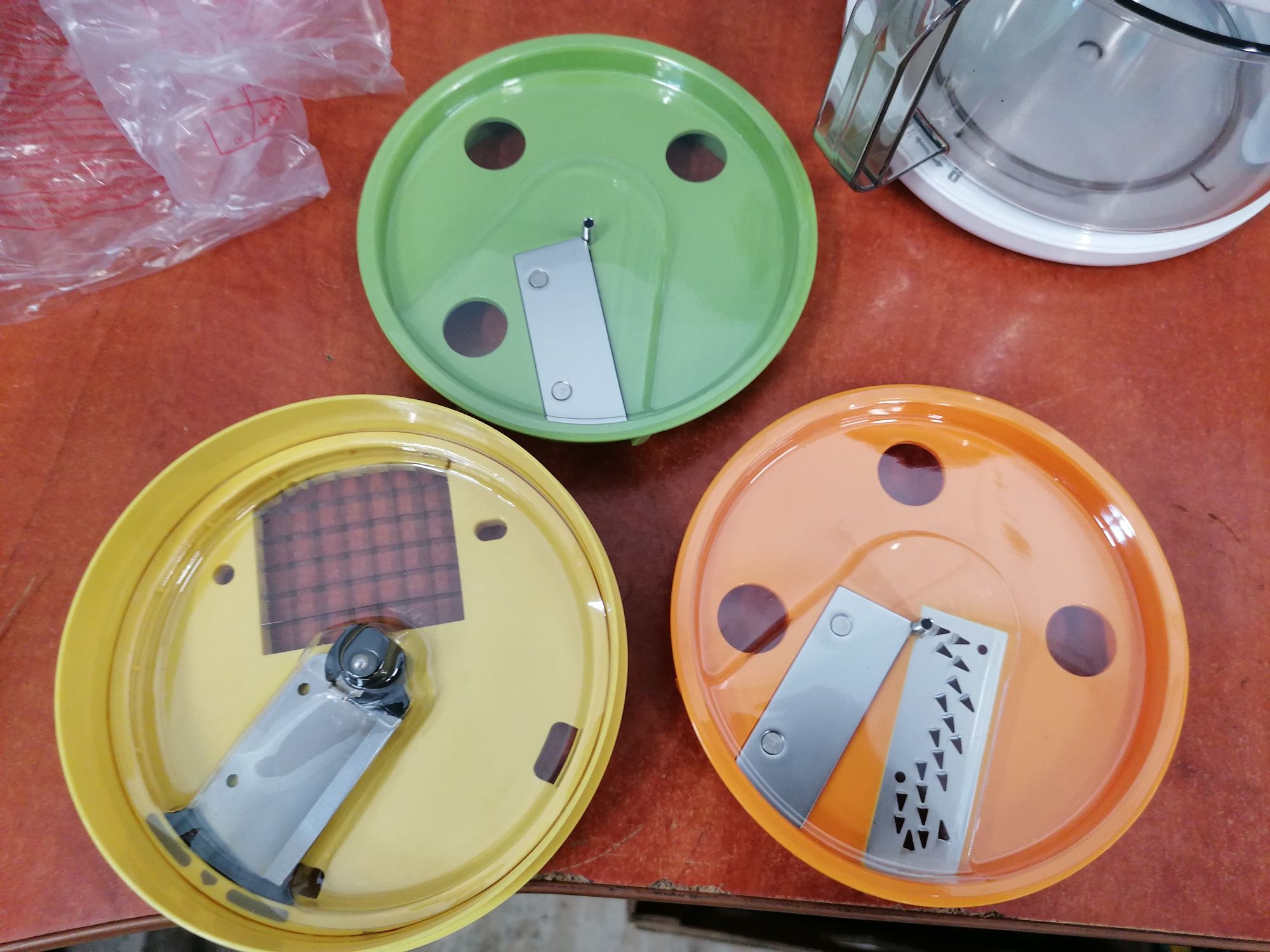 Elektryczna tarka do warzyw z krajalnica