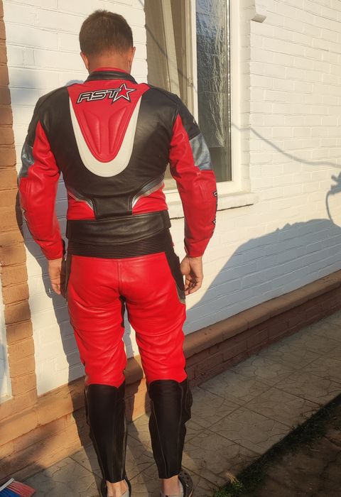 Мотокомбинезон кожаный