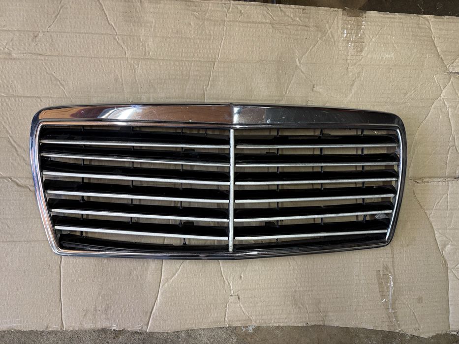 Решотка решітка хром капоту рестайл  Mercedes benz w124