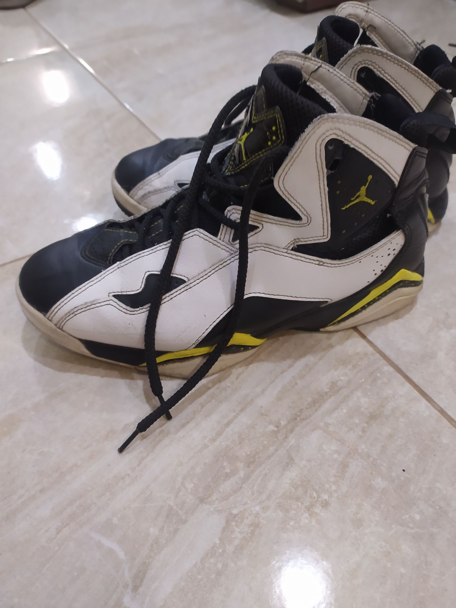 Jordan true flight wite/black
