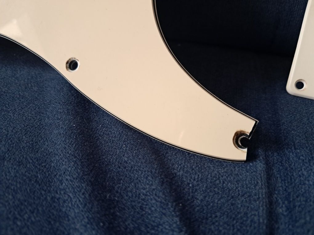 Elektronika z maskownicami do gitary strat