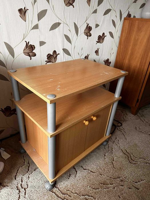 Szafka RTV / stolik na kółkach – jasne drewno, mała