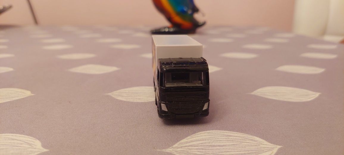 Siku 1107, Ciężarówka Volvo ze skrzynią ładunkową Sixt