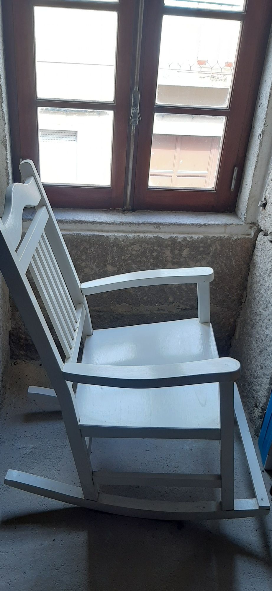 Cadeirão  em madeira
