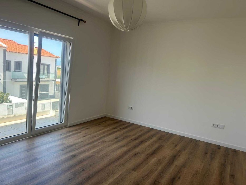 Arrenda-se Moradia Nova T3 + Escritório – Atouguia da Baleia (Peniche)