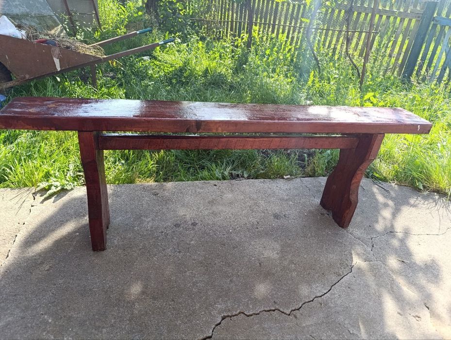 дерев'яна лавка.