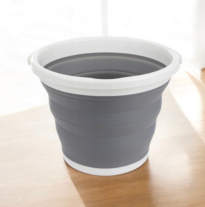 Nowe szare składane wiaderko turystyczne