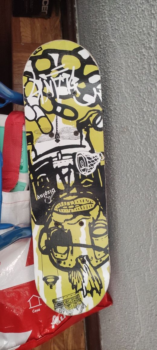 Cadeira infantil e skate, trotinete.