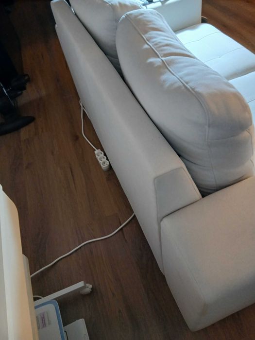 Sofá branco de dois lugares