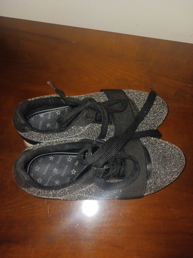 Sapatilhas cinza e preto Bershka, tamanho