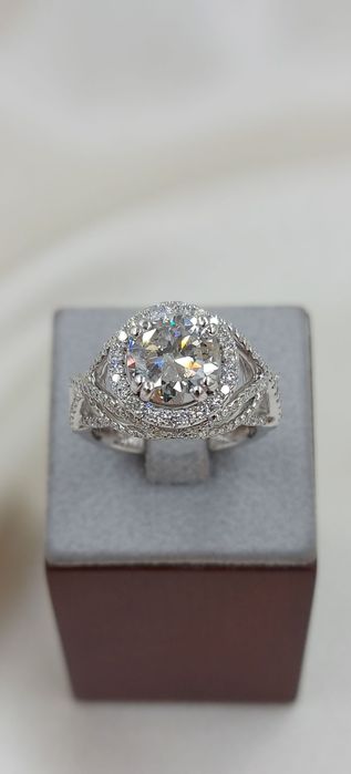 Złoty pierścionek z naturalnymi diamentami.