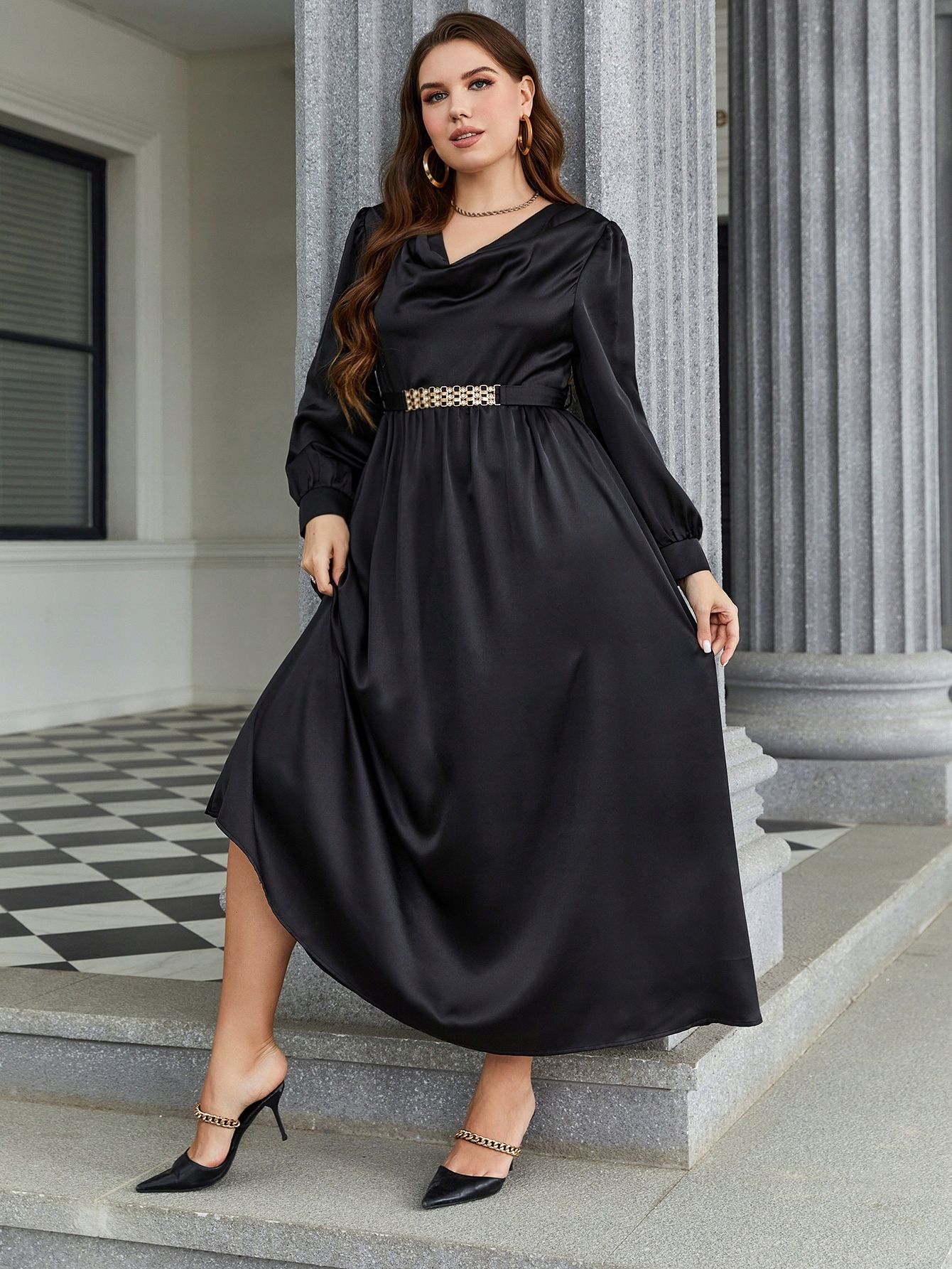 Sukienka Satynowa Rozkloszowana Maxi Z Lejącym Dekoltem Czarna 3Xl