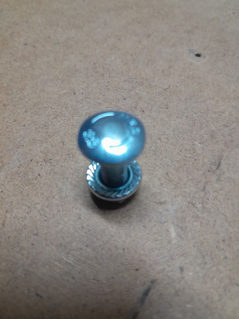 Śruba z łbem grzybowym M6x12